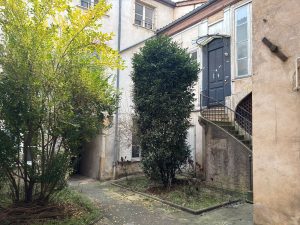 SUR COUR – A LOUER – VILLEFRANCHE SUR SAONE – 71 m² non divisibles