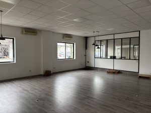 Local commercial à louer – A LOUER – MASSIEUX – 187 m² non divisibles