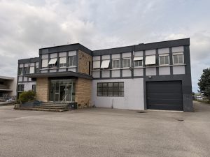 A VENDRE OU A LOUER – DECINES CHARPIEU – 2 300 m² non divisibles