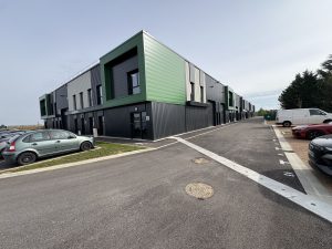 A VENDRE OU A LOUER – VILLETTE D&rsquo;ANTHON – 3 635 m² divisibles à partir de 197 m²