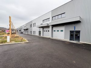 A VENDRE OU A LOUER – BOURGOIN JALLIEU – 2 598 m² divisibles à partir de 168 m²