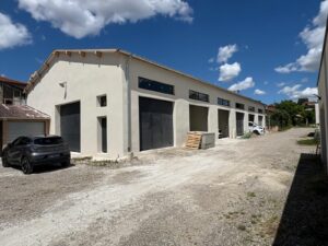 A VENDRE OU A LOUER – SAINT PRIEST – 420 m² divisibles à partir de 70 m²